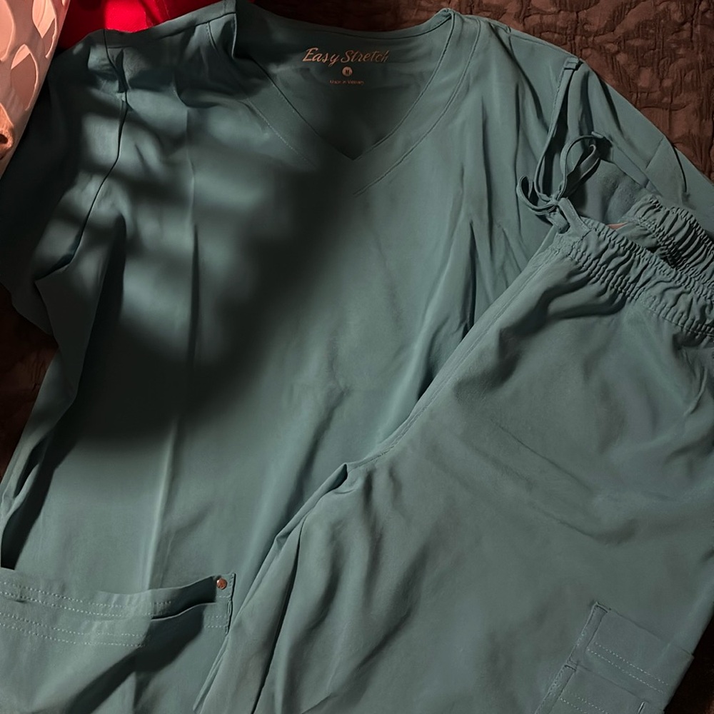 Scrub set